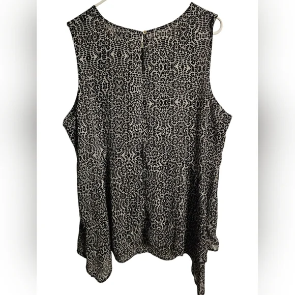 Sleeveless Black and White Patterned Top NWOT - Picture 2 of 4